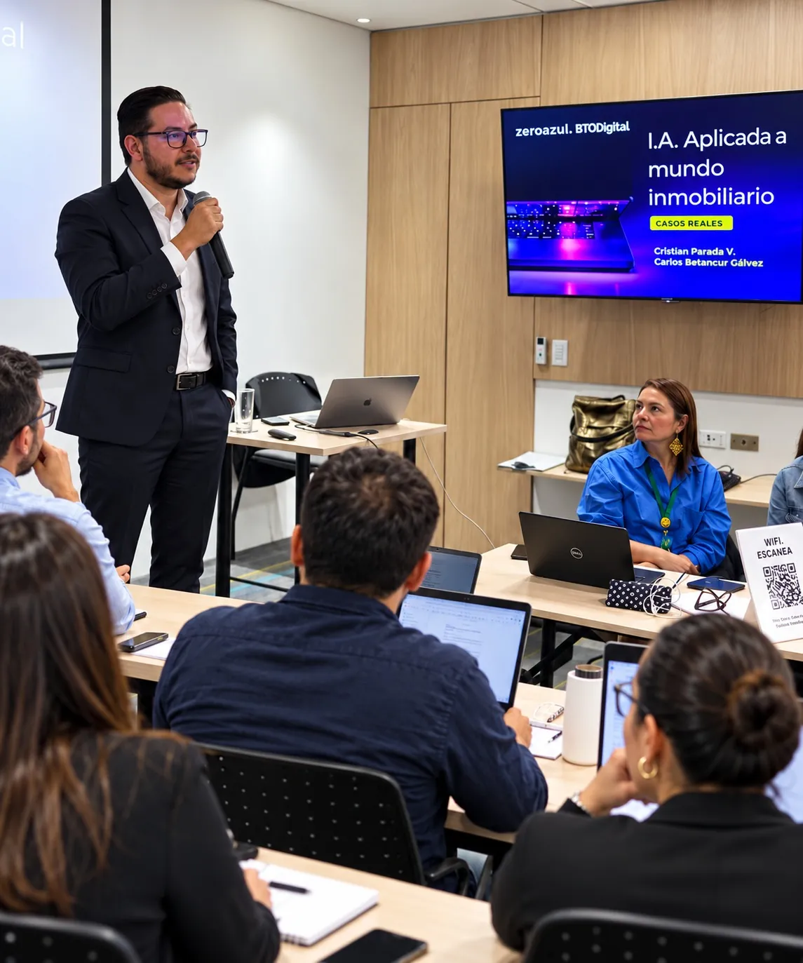 Cristian Parada dictando el taller de IA aplicada al mundo inmobiliario frente a un grupo con portátiles